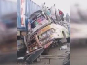 Pakistan’da Otobüs Kazası: En Az 27 Ölü, 30 Yaralı