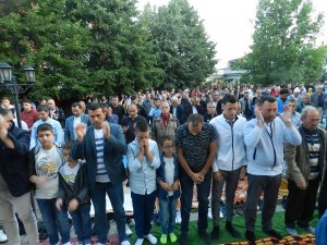 Kosova’da Yüzlerce Müslüman Kurban Bayramı Namazını Kıldı