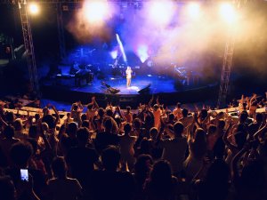 Kenan Doğulu’nun Antik Tiyatroda İzdihamı