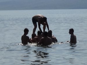Doğu Ekspresi İle Geldiler, Buz Gibi Gölde Serinlediler