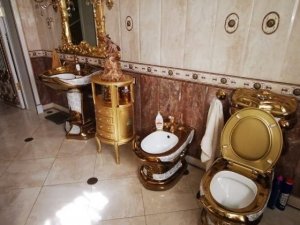 Rus Trafik Polisinin Evinden Altın Kaplama Tuvalet Çıktı