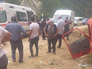 Giresun'da kamyonet yol kenarındaki kayaya çarptı: 4 yaralı