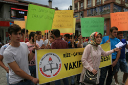 Rize'de Okulları Ellerinden Alınan Öğrencilerden Protesto Yürüyüşü