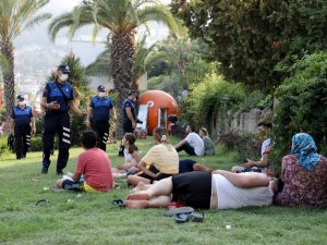 Zabıta Ekipleri Park Ve Refüjlerde Tatil Yapanları Uyardı, Uymayanlara Ceza Yazdı