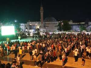 Yiğidolar, Uefa Maçını Dev Ekranda İzledi