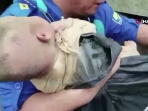 Çin’i Vuran Selde Çöken Evin Altında Kalan Bebek Sağ Olarak Çıkarıldı