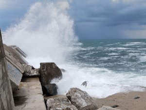 Yağmur Sonrası Karadeniz’de Dalga Oluştu