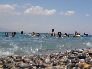 Van Gölü’nün Mavi Bayraklı Plajı Tatilcilerin Akınına Uğradı