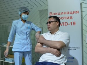 Kırgızistan Cumhurbaşkanı Caparov Covid-19 Aşısı Oldu