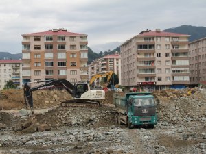 Arhavi İlçe Merkezinin Tekrar Göle Dönmemesi İçin Kapisre Deresi’nde Tahkimat Çalışması Yapılıyor