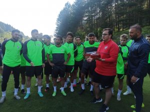 Bursasporlu Futbolcu Ve Teknik Ekipten Basın Mensuplarına Büyük Jest