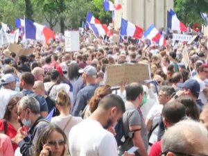 Fransa’da Aşı Karşıtları Ve Polis Arasında Arbede