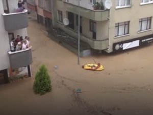 “Boğuluyorum” Feryadı İle Yardım İsteyen Şahsın İmdadına Botu İle Sel Sularında Dolaşan Bir Genç Yetişti