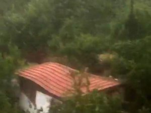 Amasya’da Sel Bir Evi Böyle Yıktı
