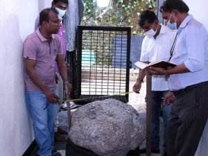 Sri Lankalı İşçiler Bahçede Kuyu Kazarken Dünyanın En Büyük Safirini Buldu