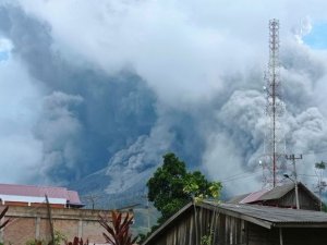 Endonezya’da Yanardağ Patladı