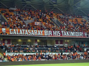 Galatasaraylı Taraftarlar Tribünlerde