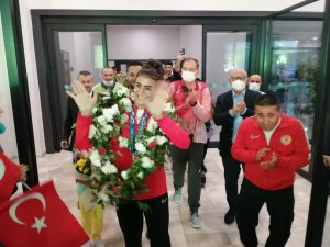 Olimpiyat Üçüncüsü Milli Tekvandocu Hatice Kübra İ̇lgün Yurda Döndü