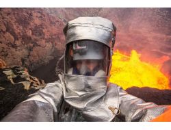Yanardağın İçinde Selfie Çekti