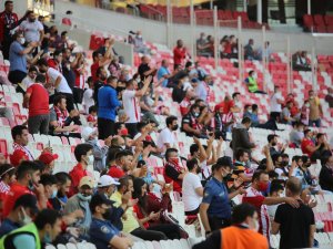 Sivassporlu Taraftarlar Tribünlerde