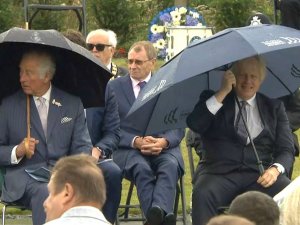 İ̇ngiltere Başbakanı Johnson’un Şemsiye İle Zor Anları