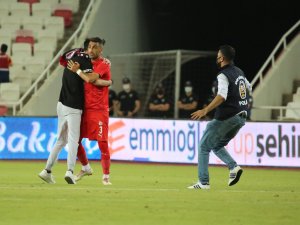 Sivasspor-petrocub Maçında Sahaya Taraftar Girdi