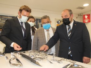 Bakan Varank’tan Otomotiv Sektörüne İç Ve Dış Dekoratif Parçalar Üreten Fabrikaya Ziyaret