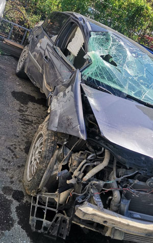 Artvin'de otomobil bariyere çarptı: 1 ölü, 1 yaralı