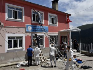 Gümüşhane’deki En Uzak Köy Okulunun Tadilatını Polisler Yaptı