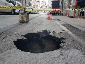 Samsun’da Yol Çöktü, Aracın Lastiği İçine Düştü