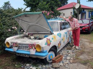 1964 Model Otomobil Çiçekleri Ve Renkli Boyasıyla İlgi Odağı Oldu