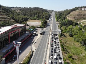 Bursa’da Orman Yangınına Tedbir İçin Ana Yolu Trafiğe Kapatıp Tellere Bakım Yaptılar