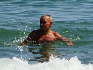 72’lik Delikanlı Karadeniz’i Kulaçlıyor