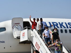Olimpiyatlarda Sırıkla Atlamada Final Yarışan Milli Atlet Ersu Şaşma, Türkiye’ye Döndü
