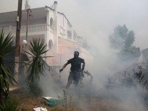 Atina’nın Kuzeyinde Alevlerle Mücadele Sürüyor
