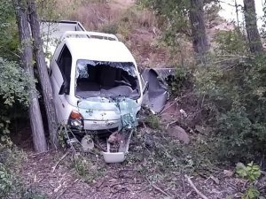 Gümüşhane’de Kamyonet Şarampole Yuvarlandı: 2 Yaralı