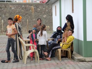 Hem Anne, Hem Mevsimlik İşçi