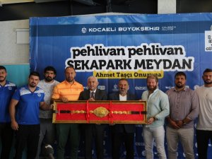 Ünlü Başpehlivanlar 41 Bin Tl’lik Kemerin Sahibi Olmak İçin Kol Bağlayacak