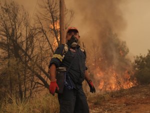 Yunanistan’ın Eğriboz Adası’nda Yangın Kontrolden Çıktı