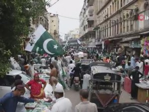 Karaçi’de Halk, 9 Günlük Sokağa Çıkma Yasağı Sonrası Marketlere Akın Etti