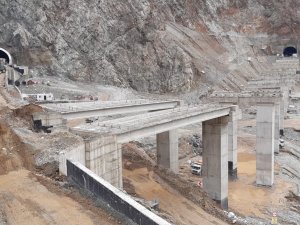 Toprak Altında Kalan Tır Dorsesi Paniğe Neden Oldu, Ekipler Bölgede Yoğun Çalışma Başlattı