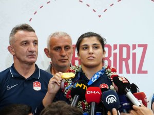 Olimpiyat Şampiyonu Busenaz Sürmeneli Yurda Döndü