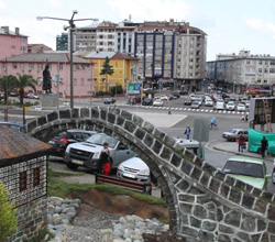 Rize'de Şehrin Merkezinde Yapılan Kemer Köprü İlgi Çekiyor