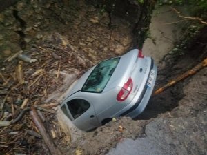 Çöken Yola Düşen İki Araçtaki 12 Kişi Camlardan Çıkarak Kurtuldu