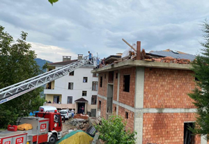 Of'ta inşaat halindeki bir evin çatısına yıldırım düştü 2 ağır yaralı