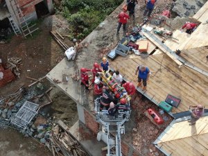 Çöken Çatı Enkazı Altında Kalan İşçilerden Biri Yaralı Olarak Çıkartıldı