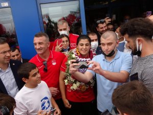 ’Şampiyon’a Memleketinde Görkemli Karşılama