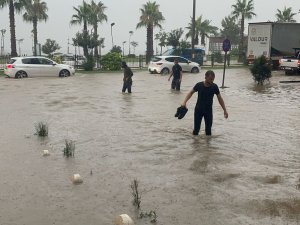 Ordu’da Sel: Karadeniz Sahil Yolu Ulaşıma Kapandı, İş Yerlerini Su Bastı