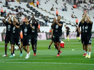 Beşiktaşlı Futbolcular, Süleyman Seba Tişörtüyle Sahada