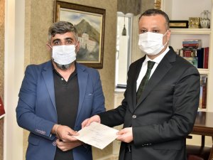 Bir Haftalık Kazancını Yangın Bölgesindeki O Yaşlı Çifte Yolladı